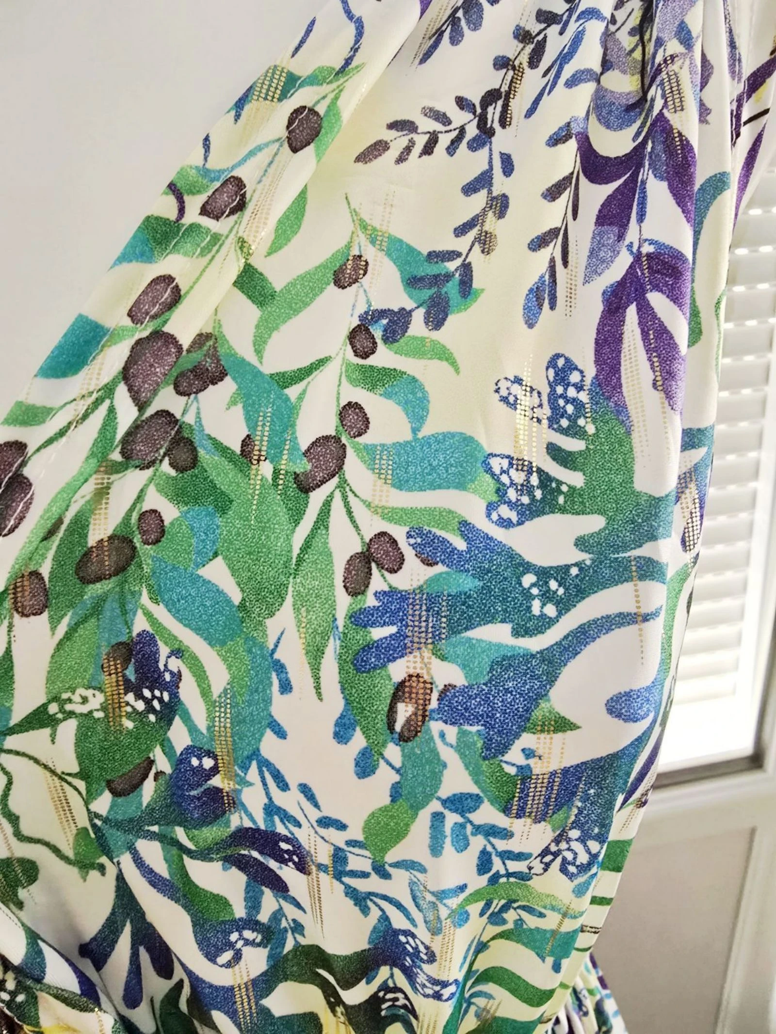 Robe magique blanche bleu vert jaune violet dorée  – photo 5
